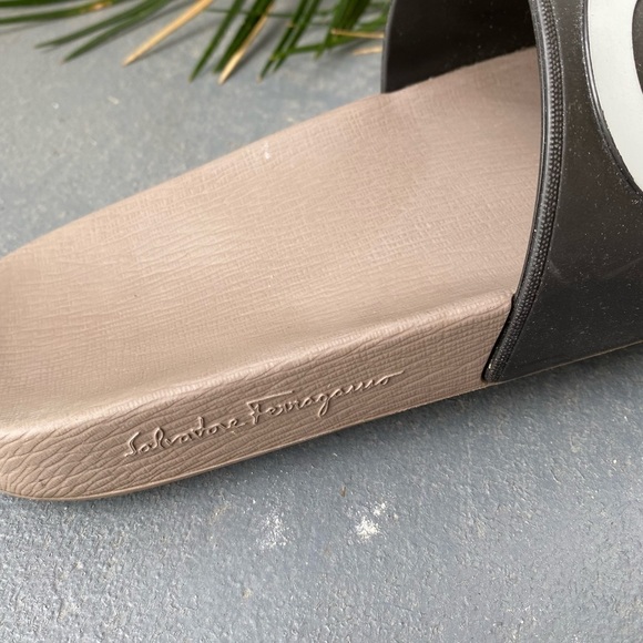 SALVATORE FERRAGAMO Gancini Pool Slides Women’s 10 / Men’s size 8 - Picture 6 of 10